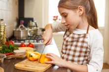 Ở độ tuổi nào trẻ có thể tự thực hiện những kỹ năng sống cơ bản?