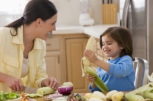 Trẻ nhỏ thực sự muốn giúp việc nhà và cha mẹ nên để con làm