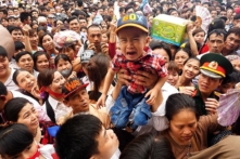 Những đám đông ‘vô hình’ và văn hóa xếp hàng của người Việt