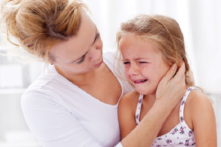 Điều cha mẹ cần làm nhất khi con trẻ tức giận, quấy khóc