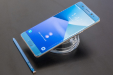 Điện thoại dễ cháy của Samsung đang bắt lửa sang cổ phiếu của hãng