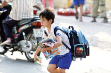 Trong cặp học sinh có những gì?