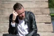 Khi trời nóng, mặc quần áo sáng màu có làm bạn mát hơn?