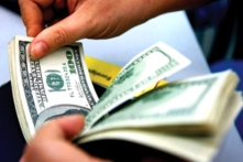 Giá USD của ngân hàng kịch biên độ, thị trường tự do tăng vọt