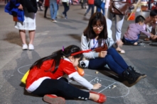 Người dân Hà Nội đón Giáng sinh thú vị cùng những trò chơi dân gian