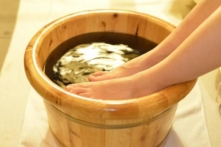 Học cách ngâm chân của người xưa giúp trừ độc tiêu bệnh