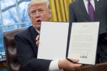 Tổng thống Trump xem xét sắc lệnh mới về thương mại