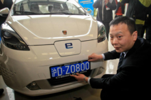 Trung Quốc: ‘Lấy anh đi, nhà anh có cái biển số xe’