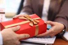 ‘Văn hoá tặng quà’: Khi lời cảm ơn đi trước