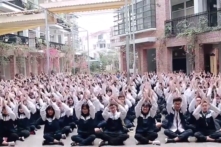 Hơn 3.000 học sinh trường Lương Thế Vinh hát chúc thầy Văn Như Cương mau bình phục