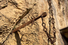 Mắc trên vách đá: Thanh kiếm Durandal huyền thoại của hiệp sĩ Roland?