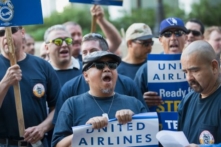Warren Buffett mất 90 triệu USD sau sự cố của United Airlines