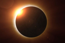 Quan sát được hiện tượng thấu kính hấp dẫn, tái xác nhận thuyết tương đối của Einstein