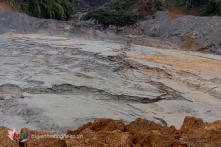 Nghệ An: Vỡ đập chứa khiến 700m3 bùn thải tràn xuống sông, xử phạt công ty 1 tỷ đồng