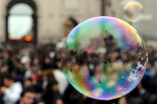 Hạ lãi suất có khiến bong bóng tín dụng ở Việt Nam trở nên nghiêm trọng?