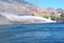 Hy hữu: Một cặp đôi Canada cứu hỏa bằng… thuyền máy (Video)