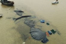 Hơn 1.000 tấn xít than bị chìm trên sông Chanh