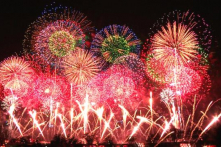 Những màn bắn pháo hoa trong đêm hè ở Nhật khiến người xem trầm trồ khen ngợi