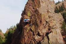 Cửa hàng xây trên vách núi cao 91 mét chỉ phục vụ người leo núi