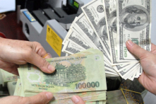 Bloomberg: Kiều hối mạnh đang giúp VNĐ ổn định