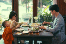 Mời 2 đứa trẻ xa lạ ăn cơm, người đàn ông nhận được điều bất ngờ [Phim cực ngắn]