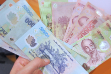 Mỗi người Việt đang ‘gánh’ 33 triệu tiền nợ công (Infographic)