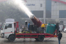 Ấn Độ: Dùng súng phun sương để làm sạch bầu không khí quá ô nhiễm