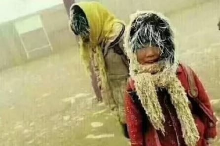 Hình ảnh trái ngược giữa “cậu bé tóc băng” và “cô bé tóc băng” nói lên điều gì?