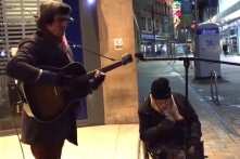 Giọng hát của ông cụ vô gia cư khiến người qua đường sửng sốt