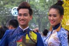 Xúng xính áo dài dạo “Phố Ông Đồ” Nhà Văn hóa Thanh Niên