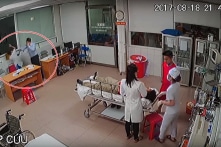 Máu đã nhuộm đỏ áo blouse…