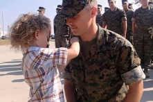 Nghi thức trao huy hiệu đáng yêu nhất cho người lính thủy quân Mỹ được thăng cấp (Video)