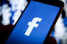 Facebook đình chỉ tài khoản của ông Trump 2 năm, cựu TT phản ứng