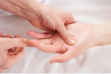 “Thập chỉ liên tâm”: Mát-xa ngón tay để điều trị nhiều thứ bệnh tật