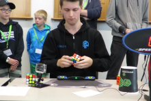 Kỷ lục xoay rubik thế giới mới: 4,22 giây (Video)