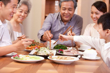 Đũa dùng lâu bị mốc có thể gây ung thư?