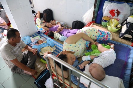 Ba trẻ một giường và… bệnh viện ‘đắp chiếu’!