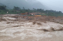 Xác người trong lũ và bút phê phá rừng