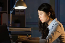 Ngủ muộn khiến cơ thể “bốc mùi” – Vài gợi ý cho người hay thức khuya