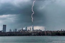 Ảnh hiếm: Sét chạm vào ngọn tháp Trung tâm Thương mại Thế giới Một