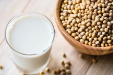 Thành phần dinh dưỡng sữa bò và sữa đậu nành khác nhau ra sao?