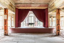 Những chiếc đàn dương cầm cổ bị bỏ hoang trên khắp châu Âu