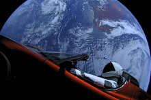 ‘Phi hành gia’ Starman và xe điện của SpaceX giờ đã trôi xa hơn sao Hỏa