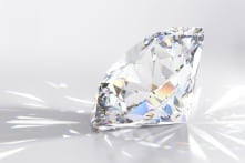 Phát hiện viên kim cương 34 carat trị giá hàng triệu đô khi dọn nhà