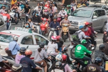 Bộ Tài chính thúc giục thu phí khí thải với ô tô, xe máy