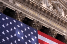 Chứng khoán tăng khi bác sĩ loan báo sức khỏe TT Trump đang cải thiện