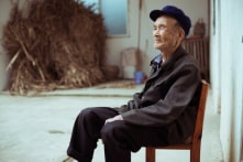 “Ông ơi, tôi sắp phải đi rồi, ông hãy ôm tôi đi”