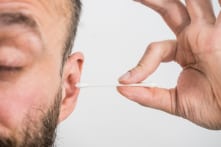 Người đàn ông bị nhiễm trùng màng não do sử dụng bông ngoáy tai
