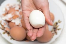 Cách luộc trứng ngon mà không bị sát vỏ