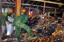 Ngày đầu tẩy độc kho Rạng Đông, thu gom 5 tấn phế thải độc hại